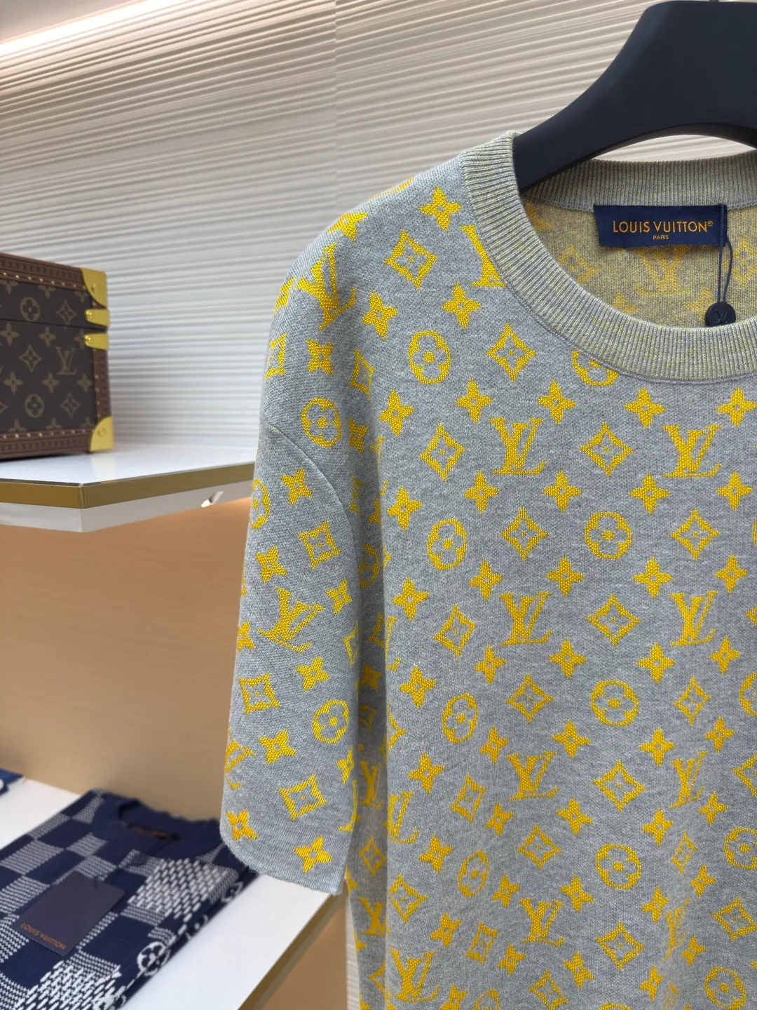 LOUIS VUITTON Presbyopic contrasting color woolen short sleeves ●Authentic product: 10200 purchased and developed ●Item number: 1680282-A70 ●Material: Wool custom-dyed combed cotton ●Technology: Jacquard technology ●Version: Fitted version ●Weight: about 330 grams ●Size: S-M-L-XL ●Description: Full Monogram Glow jacquard and elegant background collide with color contrast, making Monogram The pattern reflects the subtle sheen of mulberry silk. The overall wiring is straight and delicate, the fabric is comfortable and soft, and the color is consistent without color difference. It can be matched with the same style to create a fashionable look and control various occasions. Customized accessories, complete with three standards, same style for men and women!